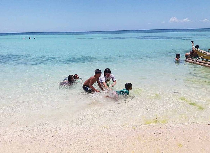 フィリピン人と海で遊ぶクロ