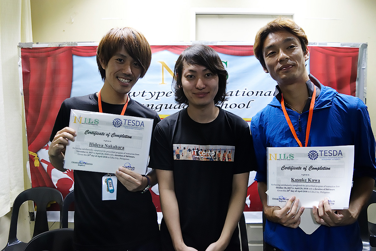 同じITインターン生として学んだ川さんと卒業式を迎える仲原さん