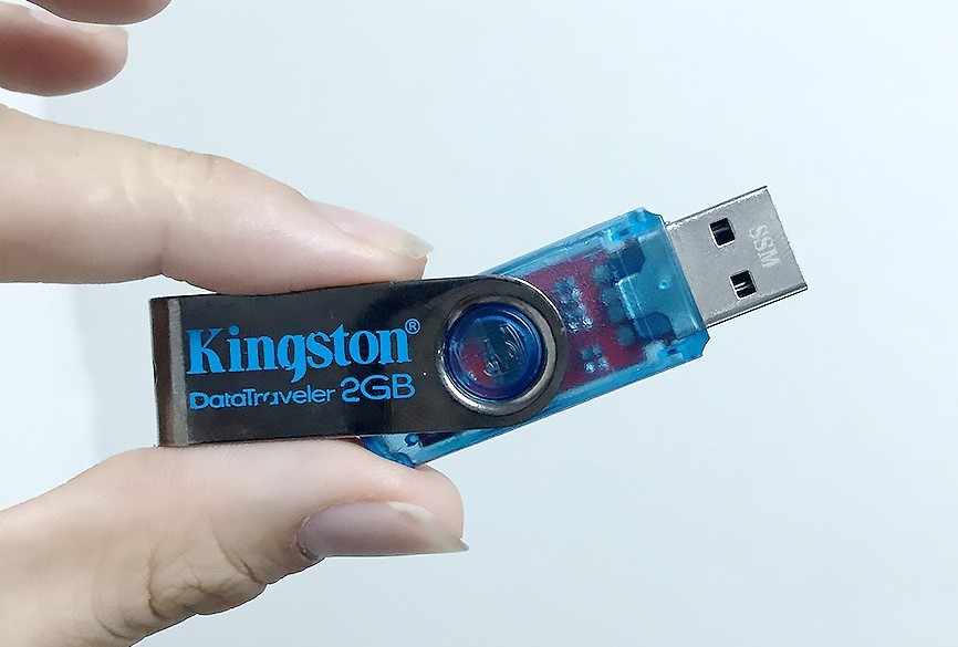 T-シャツに印刷してもらうデータを入れたUSBメモリー