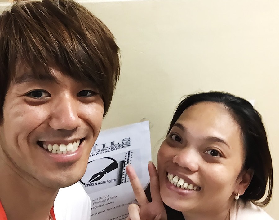 先生と笑顔で写真を撮る仲原さん
