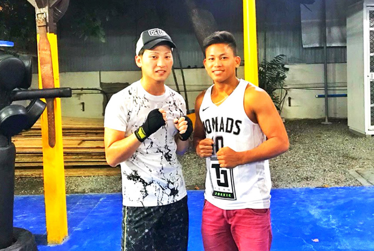 2年前に0円留学生としてきた長岡さん。写真はセブでIBFフェザー級世界ランキング2位 ジャックテポラ選手との2ショット