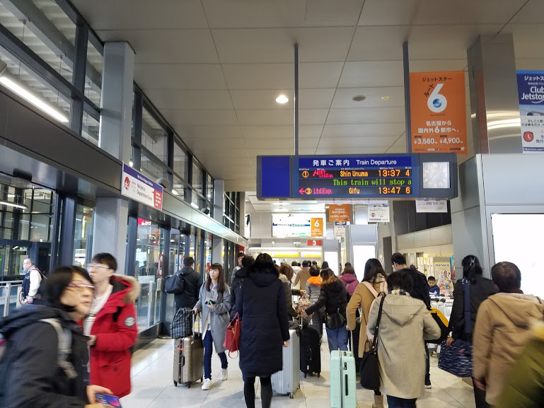 空港駅内の風景