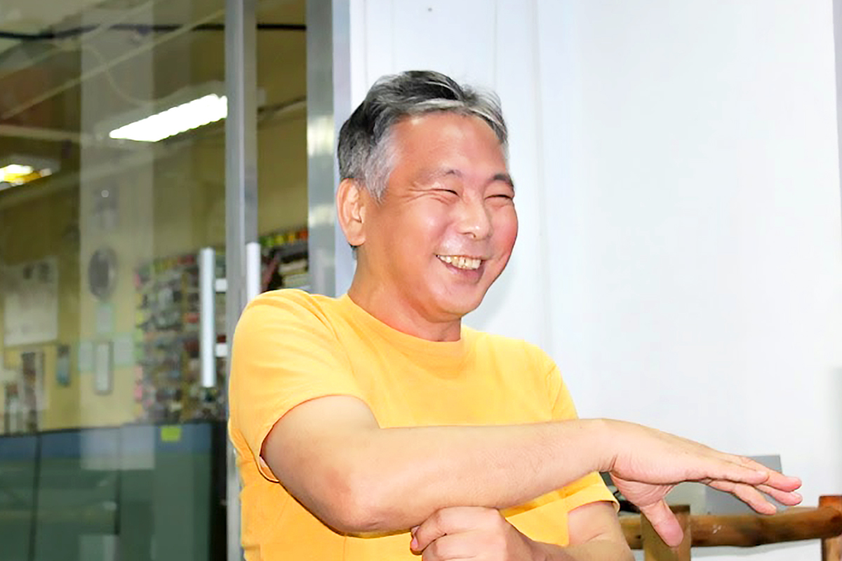 腕相撲について説明してくれる今村さん
