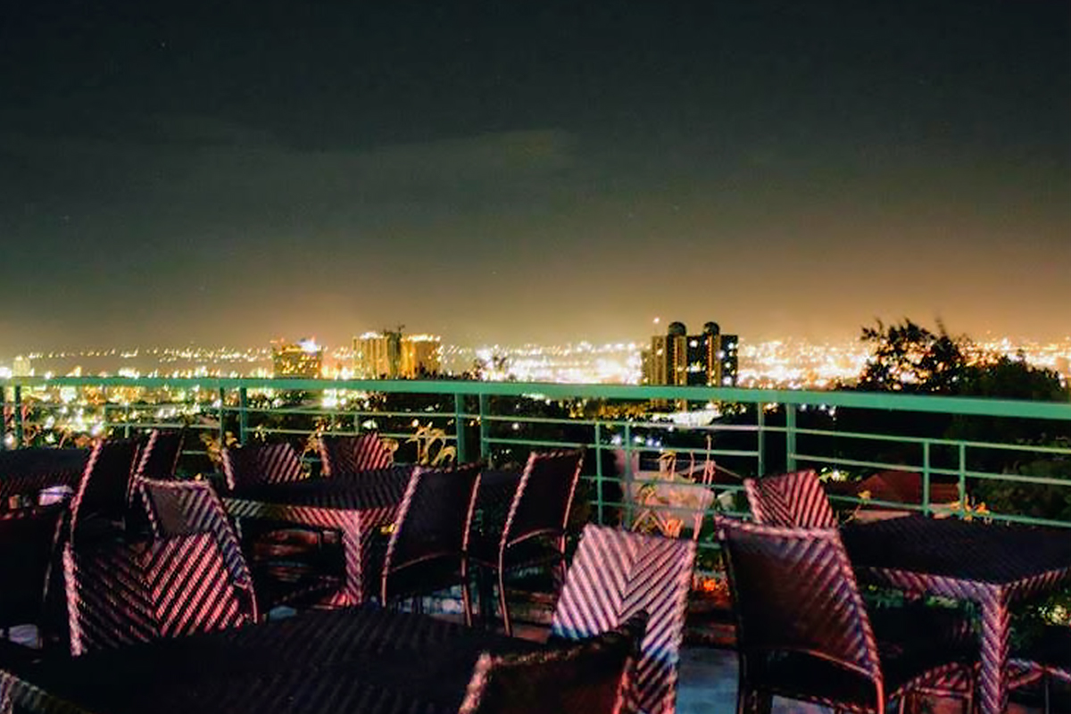 夜景を見ながら食事が楽しめる
