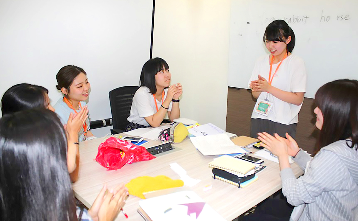 みんなで明日の作戦会議です。どうしようー?これがいいんじゃない?そんな会話が続きます