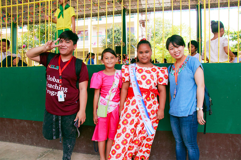 フィリピンの子供たちと写真を撮るナツミさん