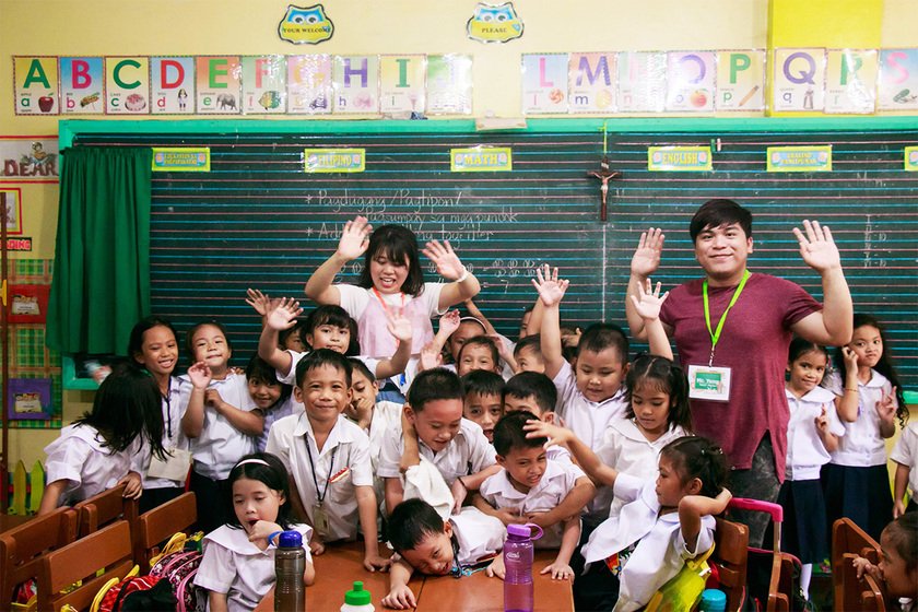 フィリピンの子供たちとの集合写真