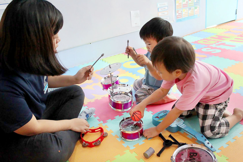 太鼓で遊ぶ子供達