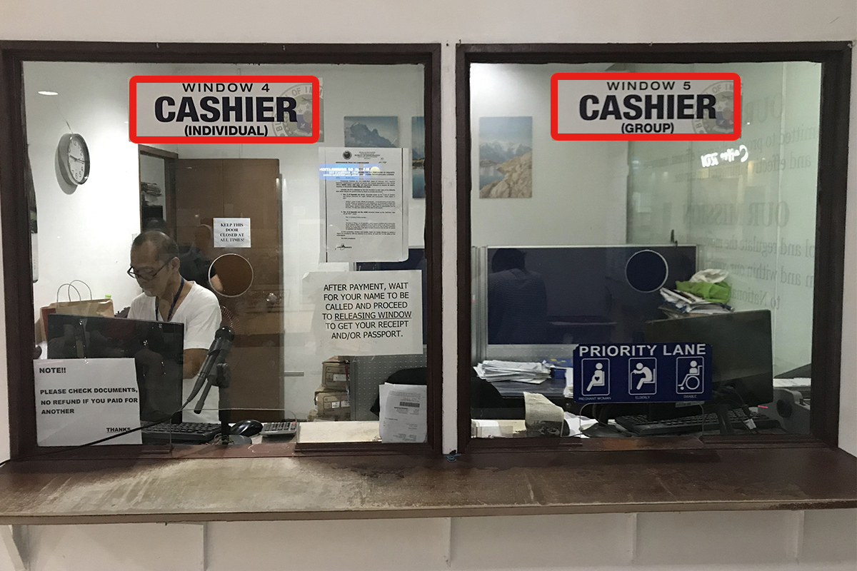 セブ島のJセンター・モール内にあるイミグレーションのCASHIER(会計)窓口