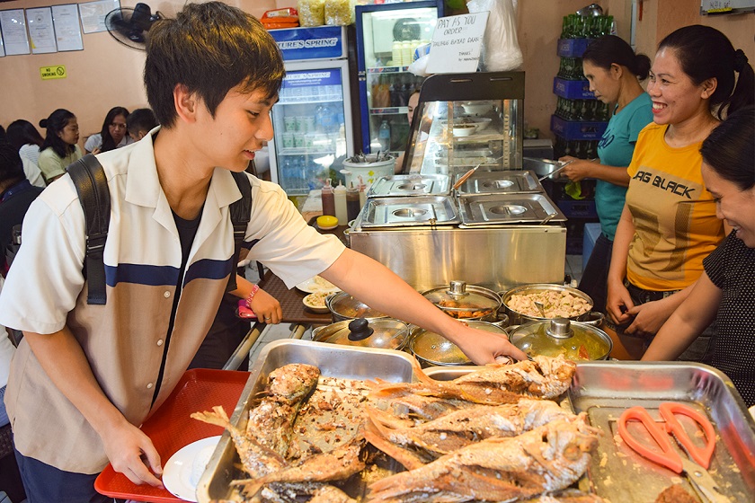 フィリピン人の現地の方に混じってランチ